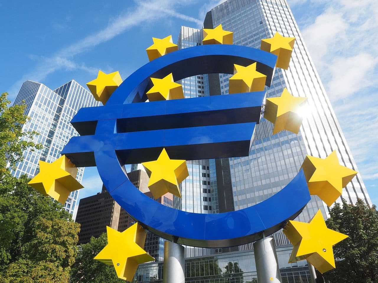 Digital Euro Moves Closer as ECB Awards Key Technology Contracts