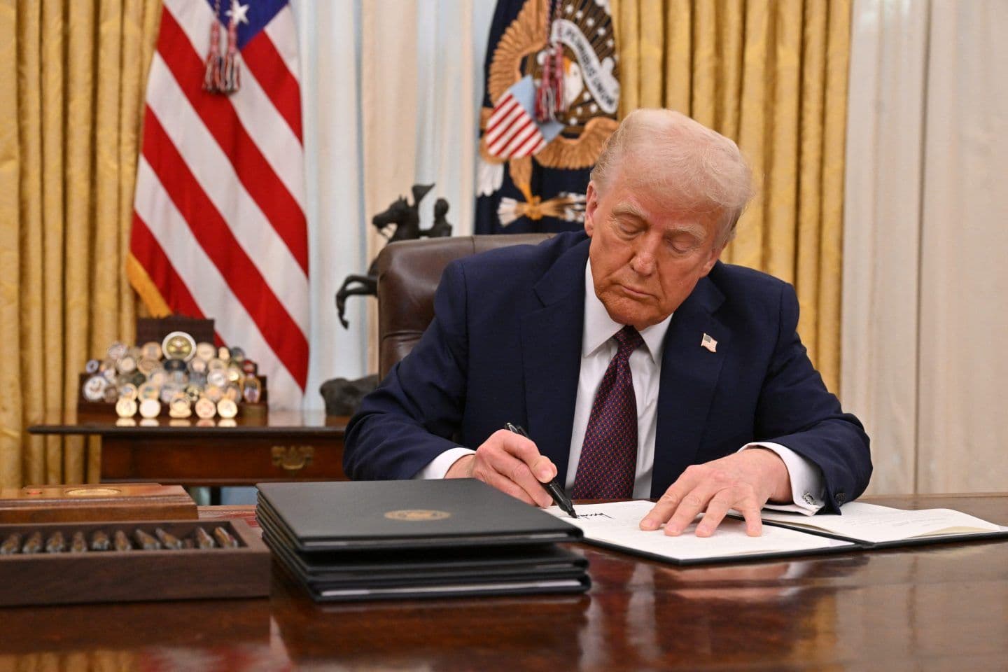Trump Signs First-Ever U.S. Crypto Law, Repeals IRS DeFi Reporting Rule
